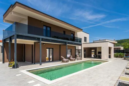 Villa Quinta by Briskva