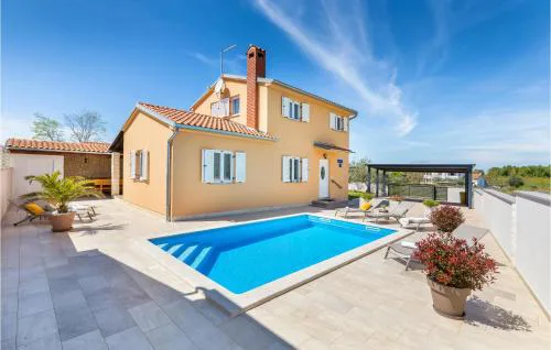 2 Bedroom Lovely Home In Musalez