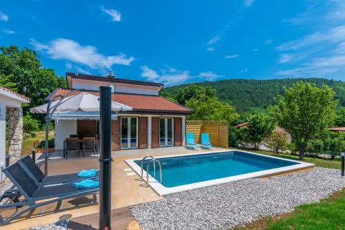 Villa Mini Villa, a romantic, new and compact house with pool