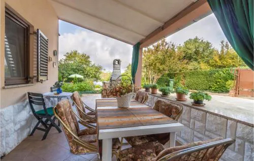 1 Bedroom Cozy Apartment In Pavicini