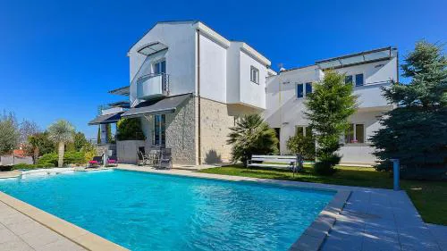 5Bed Villa-Sleeps 10- Pool Parking Near the Sea
