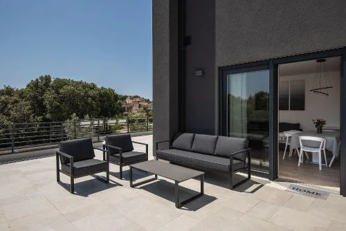 Modernes Apartment mit großer Terrasse