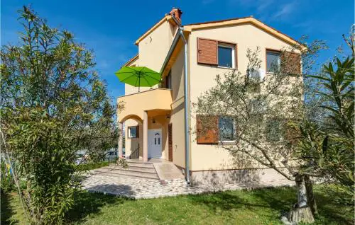 1 Bedroom Nice Apartment In Valbandon