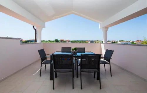2 Bedroom Nice Apartment In Valbandom
