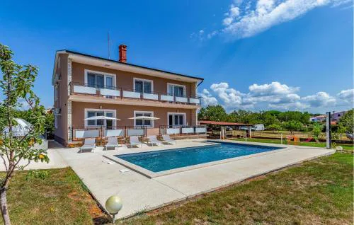 5 Bedroom Awesome Home In Valbandon