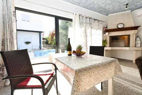 Bright studio apartment with pool view