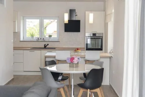 Flower Garden Rhapsody - Modern Family Apartments near Fazana