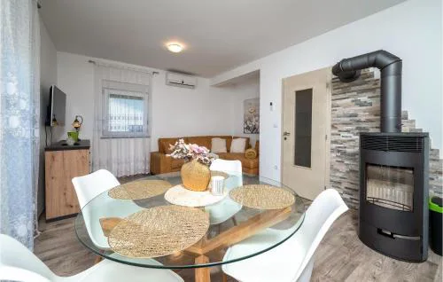 Gorgeous Apartment In Valbandon