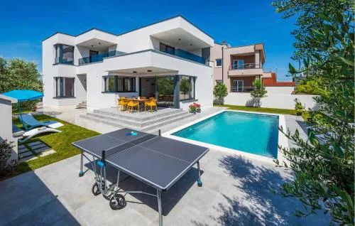 Stunning Home In Valbandon With Wifi