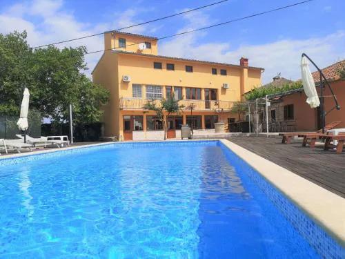Holiday Home XXL-Ferienhaus Cokuni mit privatem Pool by Interhome