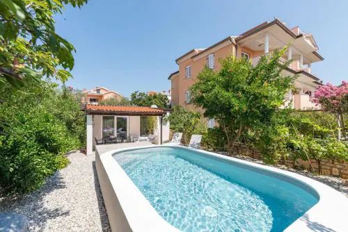 Süßes Ferienhaus mit Privatpool, Sonnenterrasse, BBQ in Strandnähe