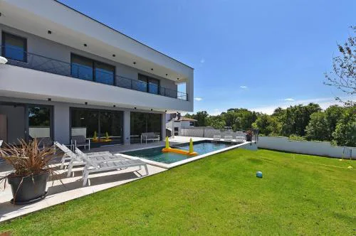 Spacious villa with pool and garden in Stokovci