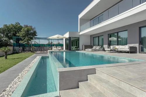 Villa mit großem Infinity-Pool - Ladesäule gratis