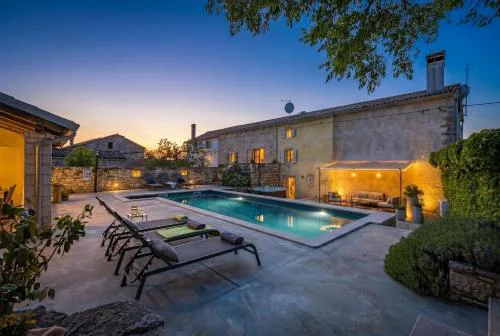 Villa Kurili No14 near Rovinj for 7 persons with 34 m2 private pool & jacuzzi