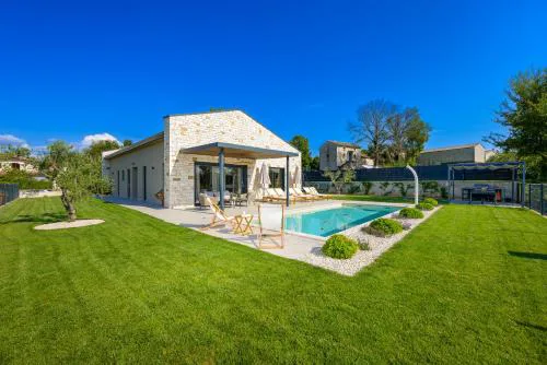 Casa Fiore Viola for 8 people with heated pool