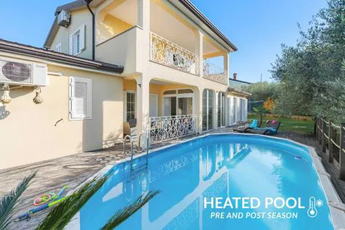 Holiday House with Private Pool Villa Seabird