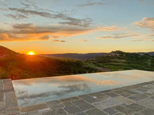 Luxury estate with 6 hectares land near hilltop town Motovun