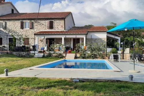 Holiday Home For 8 people, POOL + SEA view