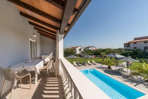 Villa Esea: Poolside Paradise & Relaxing Retreats