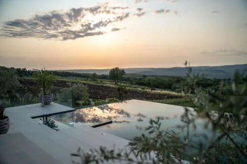 Amazing Villa ALMA Infinity POOL, PADEL Court, Jacuzzi