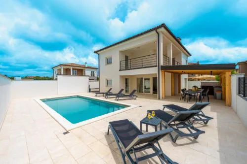 4 Schlafzimmer, 3 Badezimmer, Küche, Wohnzimmer, Privater Pool, Grill
