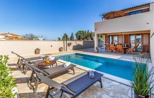 Gorgeous Home In Vodnjan With Wifi