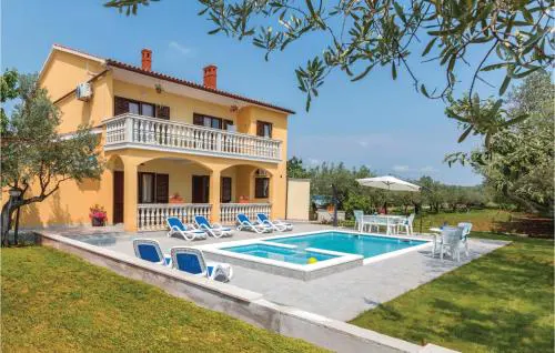Gorgeous Home In Vodnjan With Wifi
