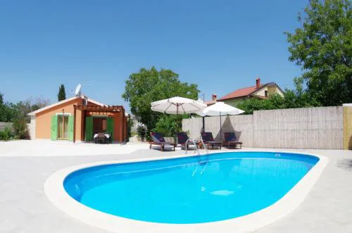 House Elvis, Sveti Kirin