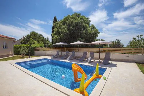 Villa mit Pool und klimatisierten Schlafzimmern