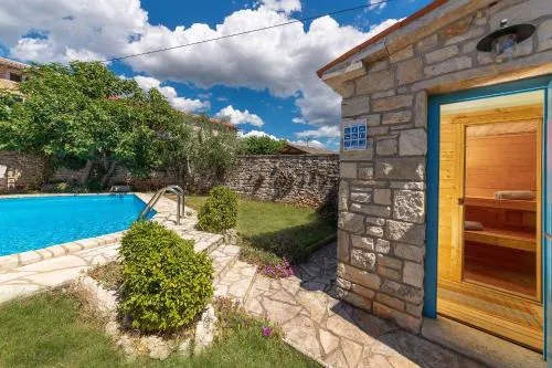 Mediterranes Steinhaus mit Privatpool, Sauna, Meerblick, Kamin, Sommerkueche