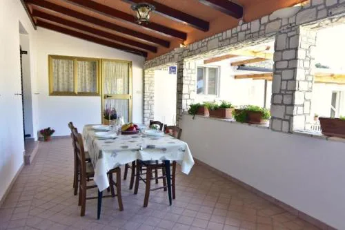 Schönes Ferienhaus in Zambratija mit Terrasse und Nah am Strand