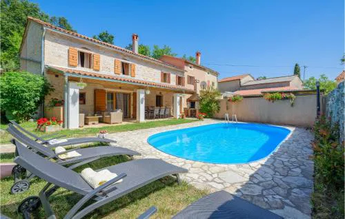 4 Bedroom Pet Friendly Home In Zminj