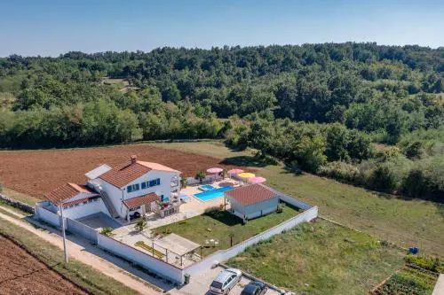 Family home with hydromassage pool & fun activities