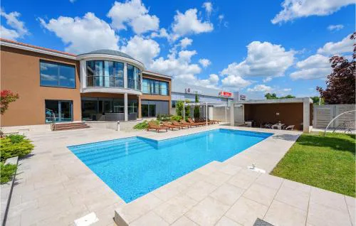 Five-Bedroom Holiday Home In Zminj
