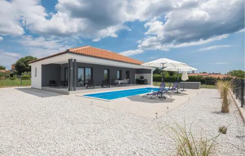 Gorgeous Home In Zminj