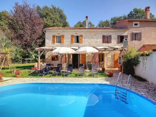 Villa in minj with Private Pool and Nature