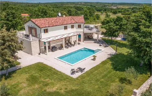 Stunning Home In Bale With Wifi
