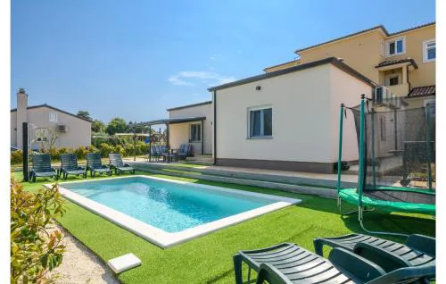 3 Bedroom Cozy Home In Banjole