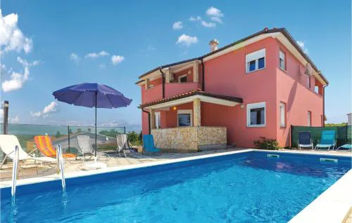 Five-Bedroom Holiday Home In Banjole