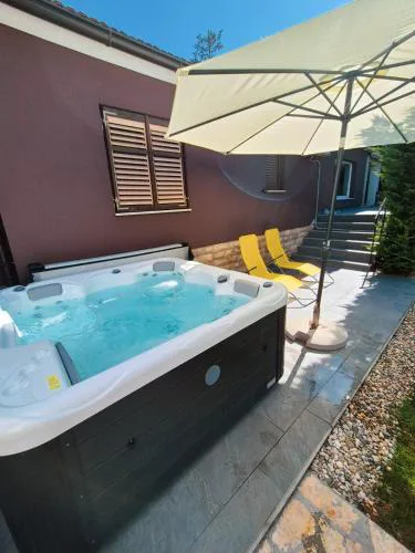 Jacuzzi Garden Cottage