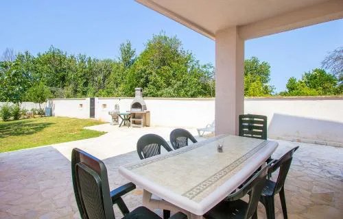 Schöne Ferienwohnung nur 500 Meter bis zum Strand mit Küche, Bad, Klima, WLAN, Terrasse, Grill