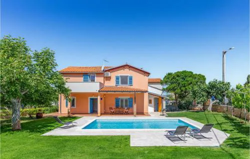 Two-Bedroom Holiday Home In Banjole