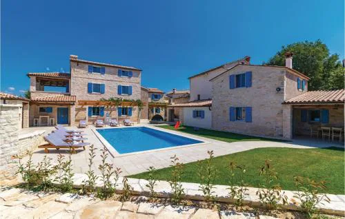 Nine-Bedroom Holiday Home In Bokordici