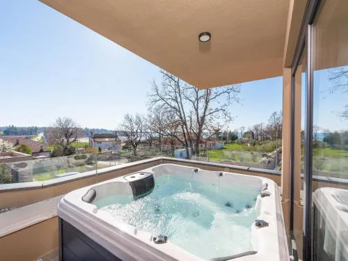 Apartment in Pula with Sea View and Bubble Bath