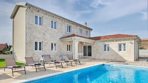 Villa Leon by Villas Holiday