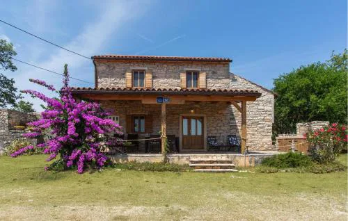 2 Bedroom Gorgeous Home In Buje