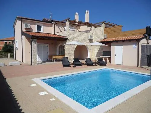 Ferienhaus Mit Pool, Terrasse Und Parkplatz