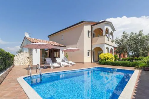 Schönes Ferienhaus Mit Swimmingpool