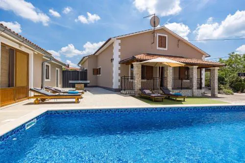 Family retreat House Begonija with pool and BBQ