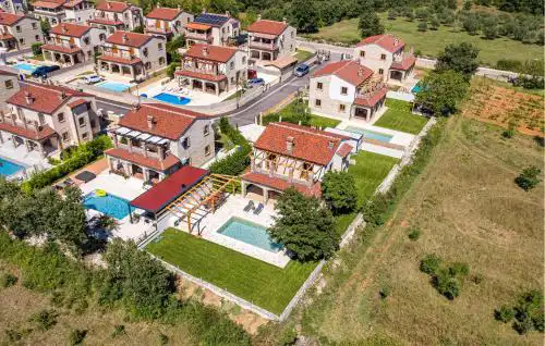 4 Bedroom Cozy Home In Cabrunici